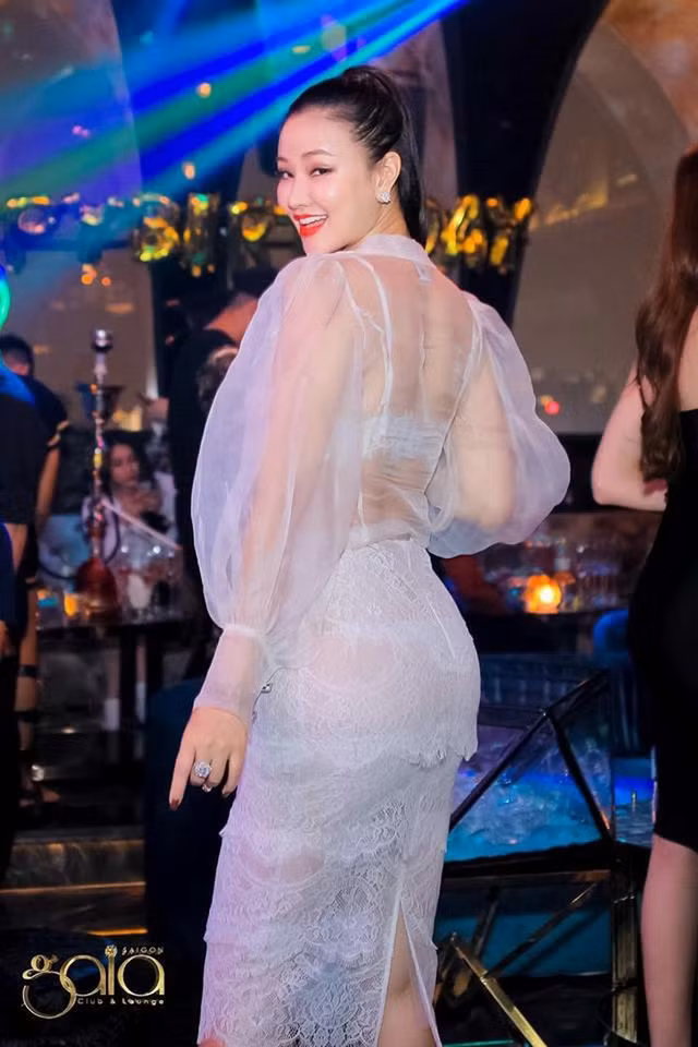 “Mẹ Bảo” trong Về nhà đi con ngoại truyện khoe dáng nóng bỏng - Hình 6 “Me Bao” trong Ve nha di con ngoai truyen khoe dang nong bong-Hinh-6