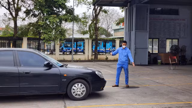 Can canh 2 Trung tam dang kiem o Ha Noi ngay dau hoat dong tro lai sau dieu tra sai pham-Hinh-4