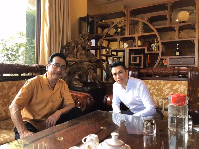 Bố chồng của “Anh Thư trong Về nhà đi con” ngoài đời ăn mặc cực lịch lãm - Hình 9 Bo chong cua “Anh Thu trong Ve nha di con” ngoai doi an mac cuc lich lam-Hinh-9