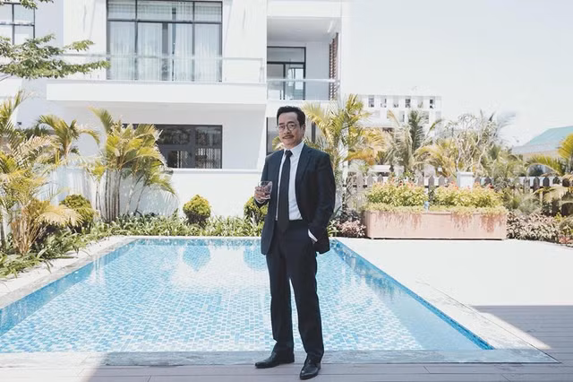 Bố chồng của “Anh Thư trong Về nhà đi con” ngoài đời ăn mặc cực lịch lãm - Hình 2 Bo chong cua “Anh Thu trong Ve nha di con” ngoai doi an mac cuc lich lam-Hinh-2