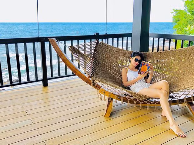 Ba xa Cong Vinh khoe voc dang goi cam kho roi mat