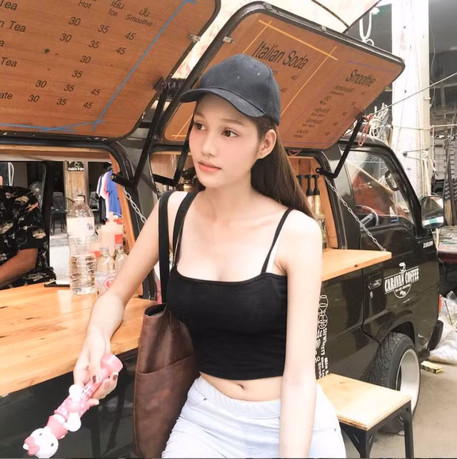 Phong cách thời trang nóng bỏng của tân hoa hậu chuyển giới Thái Lan 2019 - Hình 8 Phong cach thoi trang nong bong cua tan hoa hau chuyen gioi Thai Lan 2019-Hinh-8