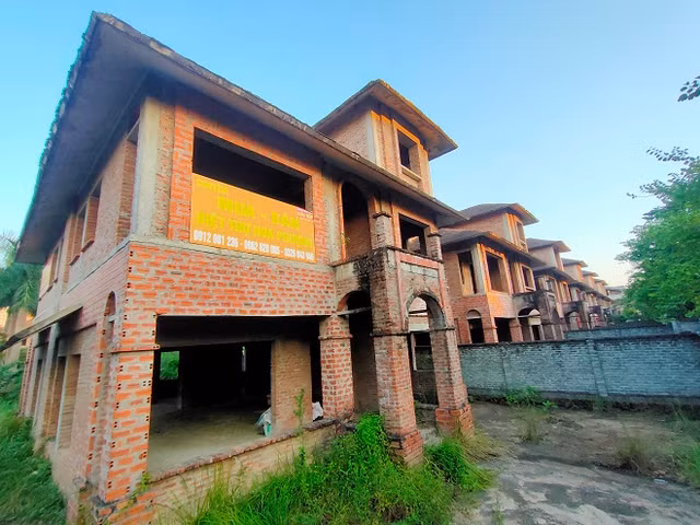 Cận cảnh khu biệt thự Hoa Phượng tiền tỷ bị bỏ hoang hơn 10 năm - Hình 12 Can canh khu biet thu Hoa Phuong tien ty bi bo hoang hon 10 nam-Hinh-12