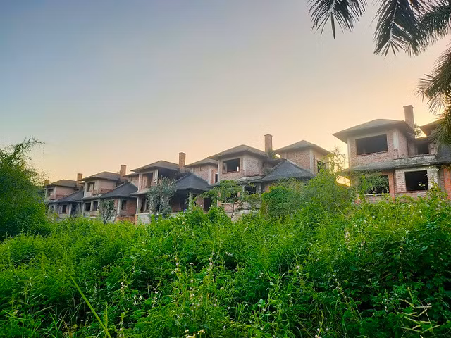 Cận cảnh khu biệt thự Hoa Phượng tiền tỷ bị bỏ hoang hơn 10 năm - Hình 15 Can canh khu biet thu Hoa Phuong tien ty bi bo hoang hon 10 nam-Hinh-15
