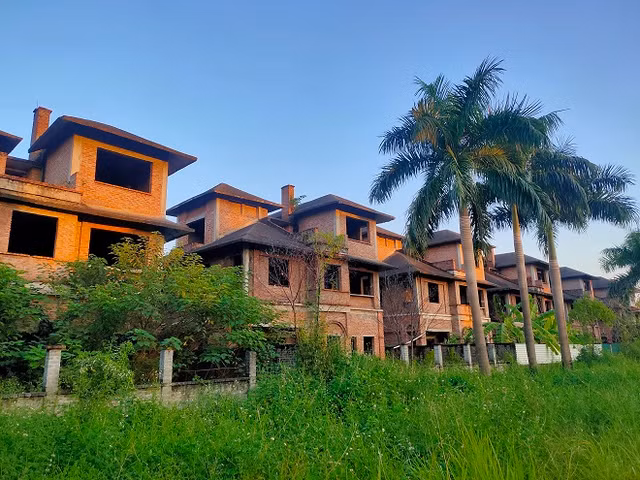 Cận cảnh khu biệt thự Hoa Phượng tiền tỷ bị bỏ hoang hơn 10 năm - Hình 4 Can canh khu biet thu Hoa Phuong tien ty bi bo hoang hon 10 nam-Hinh-4