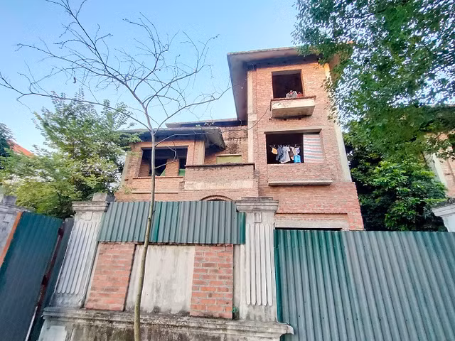 Cận cảnh khu biệt thự Hoa Phượng tiền tỷ bị bỏ hoang hơn 10 năm - Hình 11 Can canh khu biet thu Hoa Phuong tien ty bi bo hoang hon 10 nam-Hinh-11