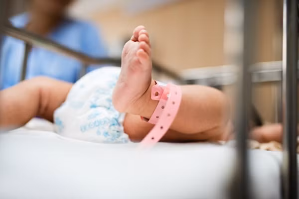 Bị mẹ chồng đối xử tệ, con dâu trút giận lên con gái vừa chào đời Bi me chong doi xu te, con dau trut gian len con gai vua chao doi