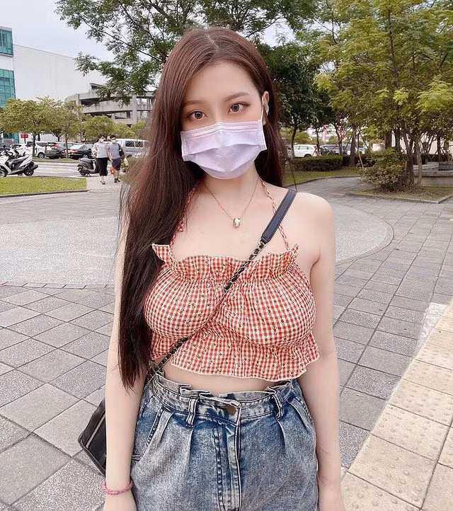 Hot girl mặc nội y khoe vết tiêm vắc xin COVID-19 gây bão mạng - Hình 9 Hot girl mac noi y khoe vet tiem vac xin COVID-19 gay bao mang-Hinh-9