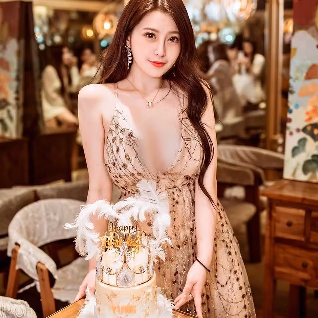 Hot girl mặc nội y khoe vết tiêm vắc xin COVID-19 gây bão mạng - Hình 11 Hot girl mac noi y khoe vet tiem vac xin COVID-19 gay bao mang-Hinh-11