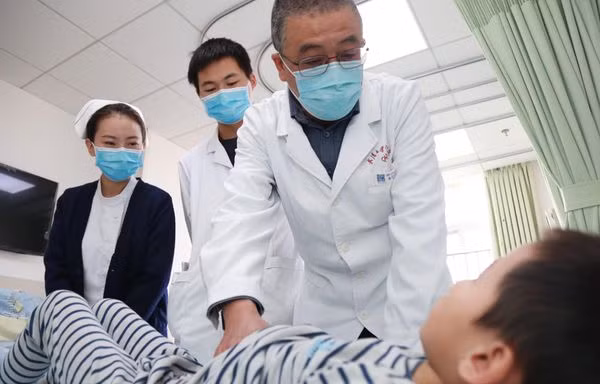 Bé trai hư thận vì làm điều này trên lớp Be trai hu than vi lam dieu nay tren lop