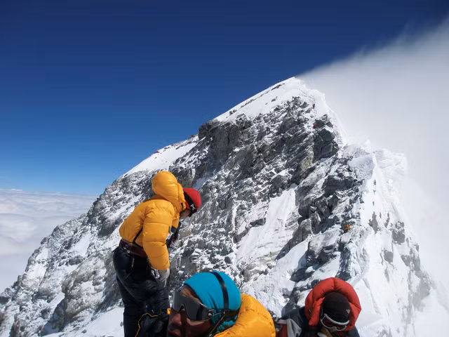 Vì sao 200 người bỏ mạng tại 'vùng đất chết' Everest? - Hình 2 Vi sao 200 nguoi bo mang tai 'vung dat chet' Everest?-Hinh-2