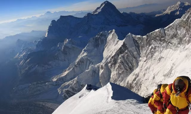Vì sao 200 người bỏ mạng tại 'vùng đất chết' Everest? - Hình 5 Vi sao 200 nguoi bo mang tai 'vung dat chet' Everest?-Hinh-5