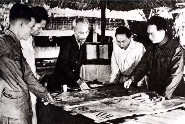 Những hình ảnh lịch sử không thể quên về Chủ tịch Hồ Chí Minh vĩ đại - Hình 4 Nhung hinh anh lich su khong the quen ve Chu tich Ho Chi Minh vi dai-Hinh-4