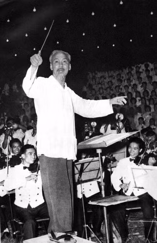 Những hình ảnh lịch sử không thể quên về Chủ tịch Hồ Chí Minh vĩ đại - Hình 10 Nhung hinh anh lich su khong the quen ve Chu tich Ho Chi Minh vi dai-Hinh-10