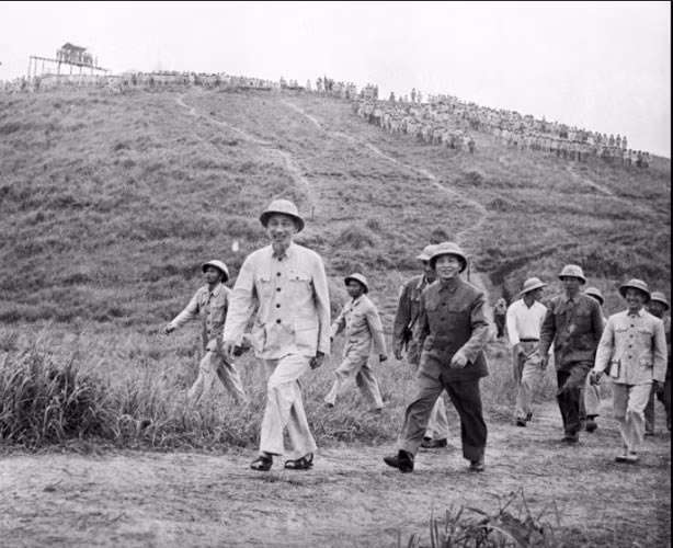 Những hình ảnh lịch sử không thể quên về Chủ tịch Hồ Chí Minh vĩ đại - Hình 6 Nhung hinh anh lich su khong the quen ve Chu tich Ho Chi Minh vi dai-Hinh-6