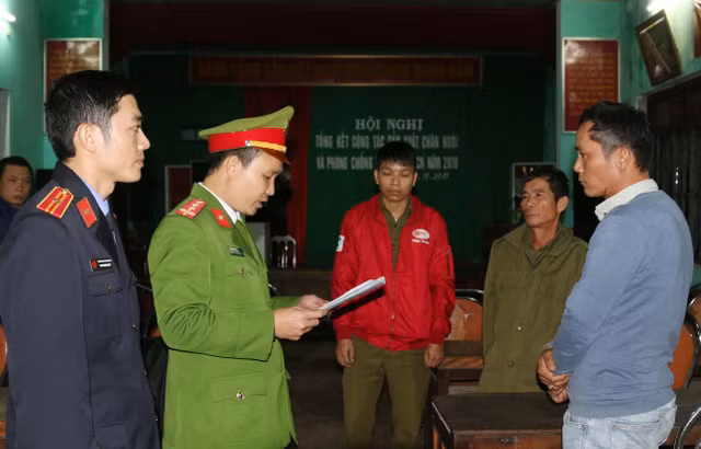 Bắt 2 cha con ở Quảng Bình tàng trữ gần 1 tấn pháo lậu - Hình 2 Bat 2 cha con o Quang Binh tang tru gan 1 tan phao lau-Hinh-2