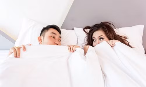 Hành động của chồng mỗi đêm khiến da mặt vợ bị viêm nhiễm Hanh dong cua chong moi dem khien da mat vo bi viem nhiem