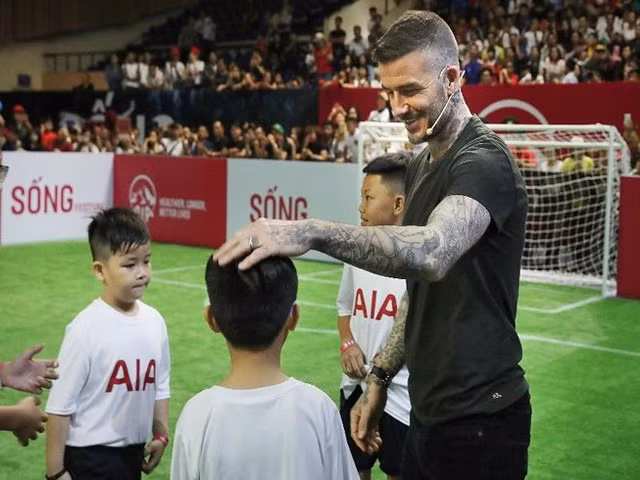 Trang phuc gian di nhung toat len than thai cua David Beckham-Hinh-2