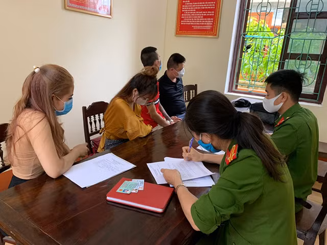 Bất chấp lệnh cấm tụ tập để chống dịch COVID-19, hai nhóm nam nữ vẫn 'bay lắc' trong khách sạn - Hình 2 Bat chap lenh cam tu tap de chong dich COVID-19, hai nhom nam nu van 'bay lac' trong khach san-Hinh-2