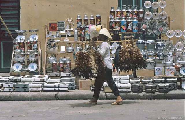 Ảnh đời thường gần gũi của Hà Nội những năm 1990 - Hình 3 Anh doi thuong gan gui cua Ha Noi nhung nam 1990-Hinh-3