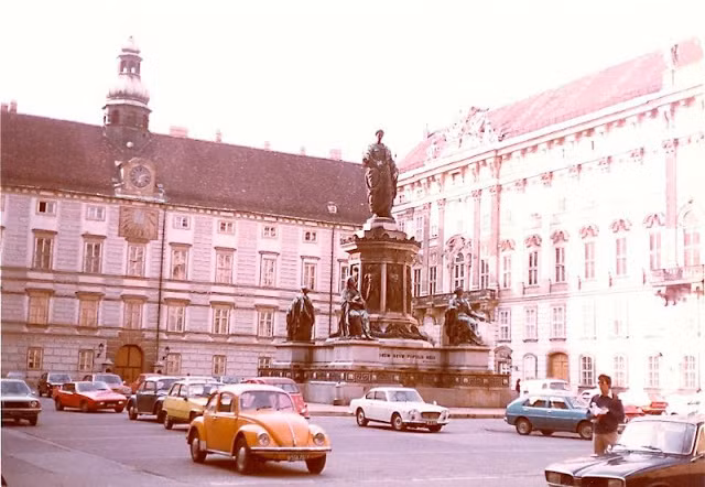 Nhìn lại diện mạo tuyệt đẹp của các thành phố châu Âu năm 1980 - Hình 3 Nhin lai dien mao tuyet dep cua cac thanh pho chau Au nam 1980-Hinh-3