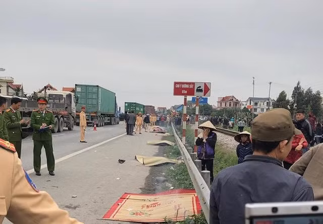 Hình ảnh đau thương tang lễ các nan nhân vụ tai nạn ở Hải Dương Hinh anh dau thuong tang le cac nan nhan vu tai nan o Hai Duong