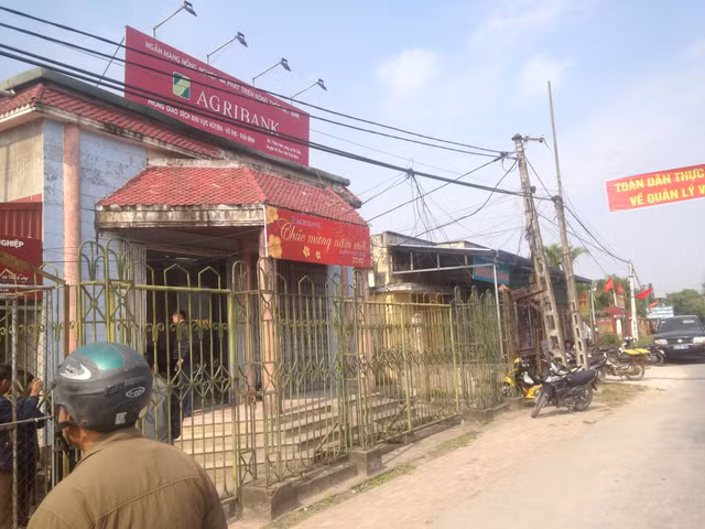 Nóng: Cướp ngân hàng Agribank tại Thái Bình giữa ban ngày - Hình 2 Nong: Cuop ngan hang Agribank tai Thai Binh giua ban ngay-Hinh-2