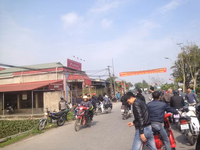 Nóng: Cướp ngân hàng Agribank tại Thái Bình giữa ban ngày Nong: Cuop ngan hang Agribank tai Thai Binh giua ban ngay