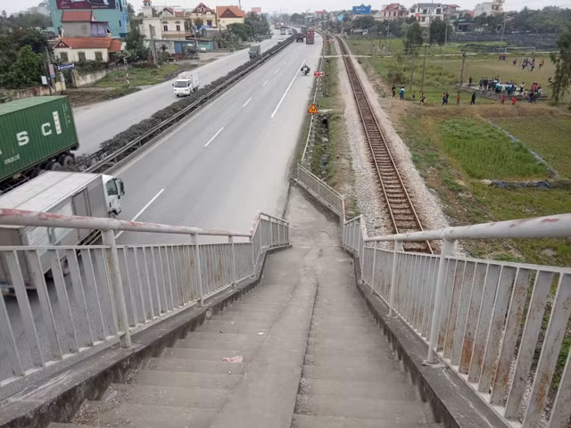 Tai nạn ở Hải Dương: Những hình ảnh khiếp sợ trên Quốc lộ 5 - Hình 3 Tai nan o Hai Duong: Nhung hinh anh khiep so tren Quoc lo 5-Hinh-3