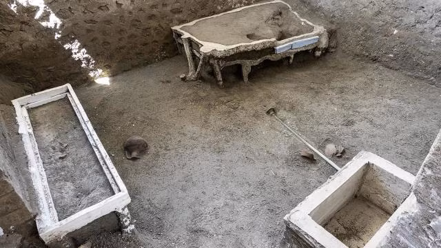 Thi hài của người phụ nữ nằm trên giường xung quanh là trang sức - Hình 5 Thi hai cua nguoi phu nu nam tren giuong xung quanh la trang suc-Hinh-5