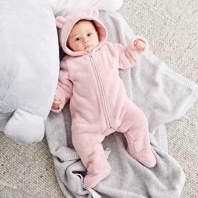 Cần giữ ấm 5 bộ phận cơ thể cho trẻ mùa lạnh tránh bị ốm - Hình 7 Can giu am 5 bo phan co the cho tre mua lanh tranh bi om-Hinh-7