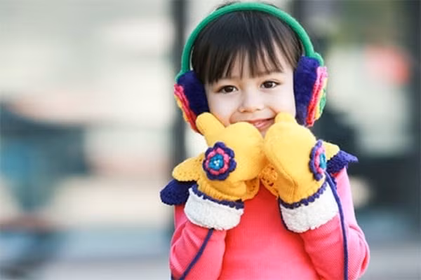 Cần giữ ấm 5 bộ phận cơ thể cho trẻ mùa lạnh tránh bị ốm Can giu am 5 bo phan co the cho tre mua lanh tranh bi om
