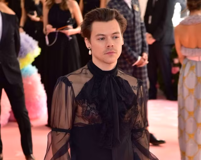 Khi sao nam Hollywood mac vay ao cuc nu tinh gay soc-Hinh-3