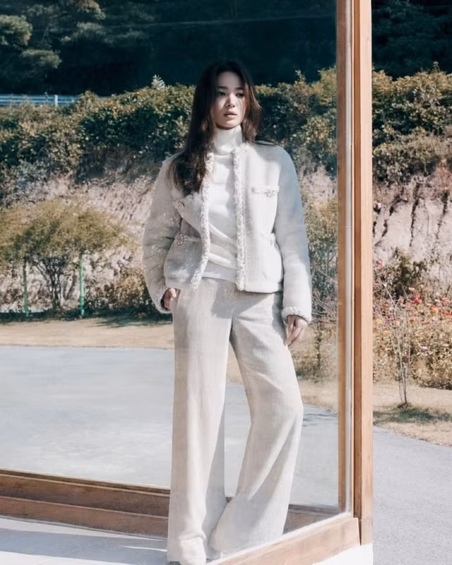 Song Hye Kyo lại xuất hiện với bộ ảnh thời trang sành điệu - Hình 7 Song Hye Kyo lai xuat hien voi bo anh thoi trang sanh dieu-Hinh-7