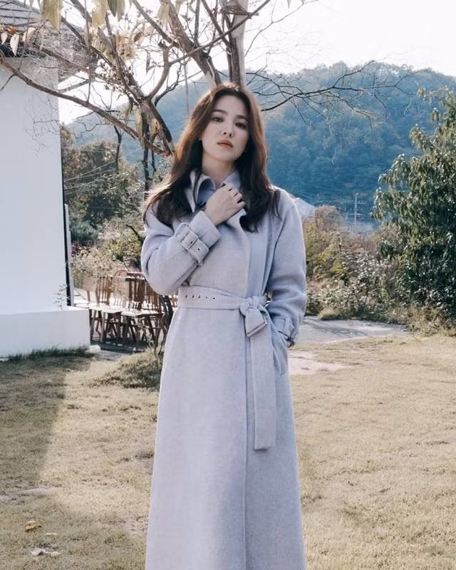 Song Hye Kyo lại xuất hiện với bộ ảnh thời trang sành điệu - Hình 8 Song Hye Kyo lai xuat hien voi bo anh thoi trang sanh dieu-Hinh-8