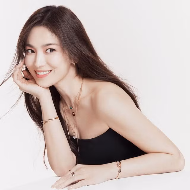 Song Hye Kyo lại xuất hiện với bộ ảnh thời trang sành điệu - Hình 2 Song Hye Kyo lai xuat hien voi bo anh thoi trang sanh dieu-Hinh-2