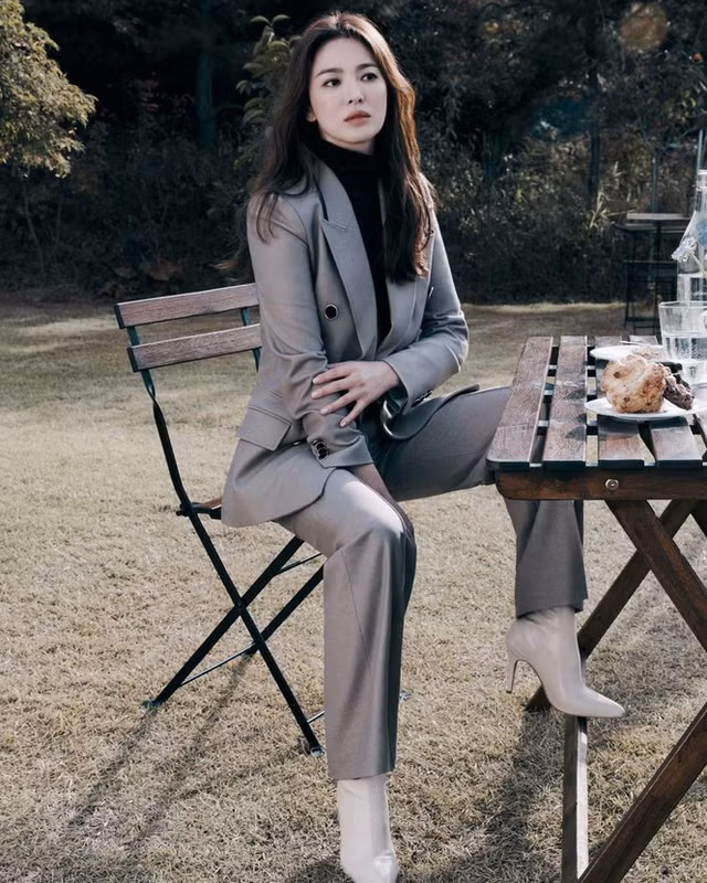 Song Hye Kyo lại xuất hiện với bộ ảnh thời trang sành điệu - Hình 9 Song Hye Kyo lai xuat hien voi bo anh thoi trang sanh dieu-Hinh-9