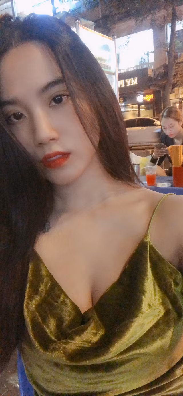 Phong cách thời trang bỏng mắt của hot girl Linh Miu - Hình 6 Phong cach thoi trang bong mat cua hot girl Linh Miu-Hinh-6