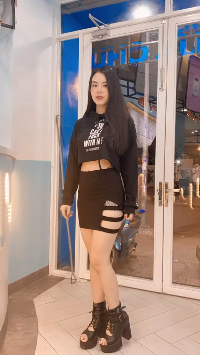 Phong cách thời trang bỏng mắt của hot girl Linh Miu - Hình 8 Phong cach thoi trang bong mat cua hot girl Linh Miu-Hinh-8