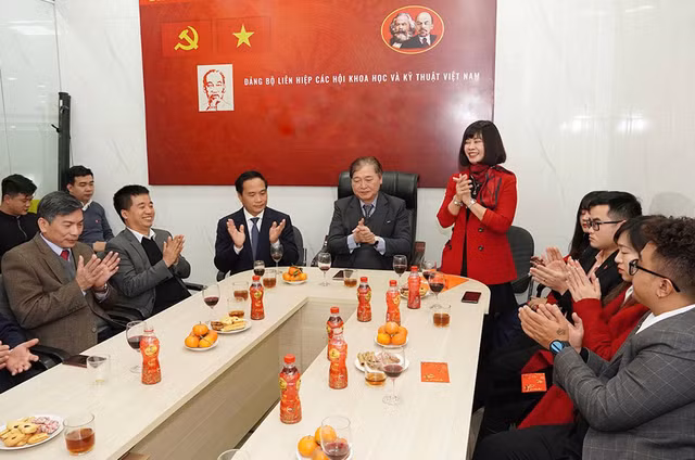 Chủ tịch VUSTA thăm và chúc Tết Báo Tri thức và Cuộc sống - Hình 2 Chu tich VUSTA tham va chuc Tet Bao Tri thuc va Cuoc song-Hinh-2