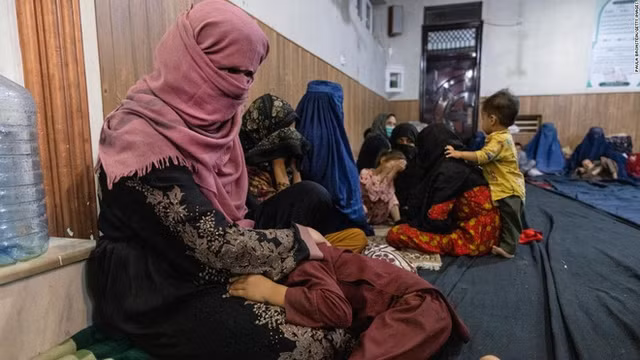Cuc soc ly do phu nu Afghanistan bi Taliban ban chet bat cu khi nao