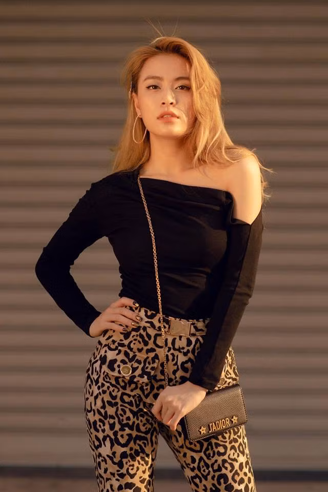 Bỏng mắt với vẻ sexy của Hoàng Thùy Linh ngoài đời - Hình 7 Bong mat voi ve sexy cua Hoang Thuy Linh ngoai doi-Hinh-7