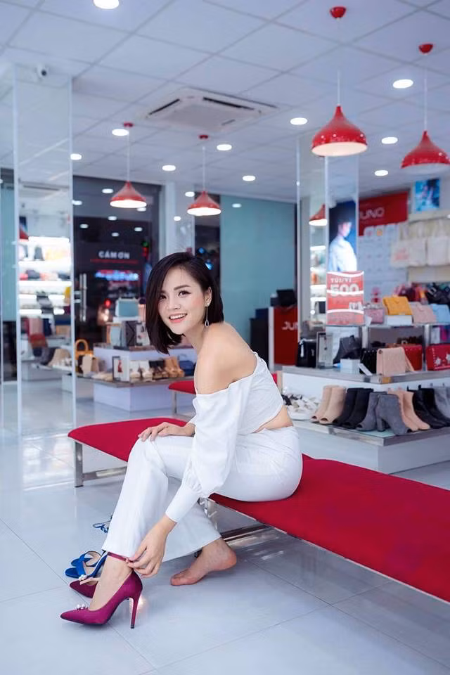 Tranh thủ ngắm gu thời trang quyến rũ của cô chị cả phim “Về nhà đi con” - Hình 9 Tranh thu ngam gu thoi trang quyen ru cua co chi ca phim “Ve nha di con”-Hinh-9