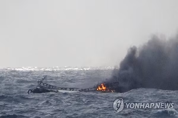 Tàu cá 29 tấn ở Hàn Quốc bốc cháy, 6 lao động người Việt mất tích trên biển - Hình 2 Tau ca 29 tan o Han Quoc boc chay, 6 lao dong nguoi Viet mat tich tren bien-Hinh-2
