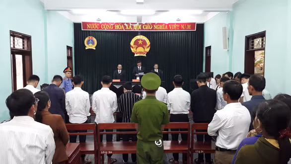 Di sinh nhat, 1 nu sinh bi 10 nam sinh chuoc ruou say roi hiep dam tap the