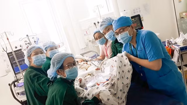 “Tan chảy” nụ cười hạnh phúc của Trúc Nhi - Diệu Nhi khi gặp bố mẹ - Hình 10 “Tan chay” nu cuoi hanh phuc cua Truc Nhi - Dieu Nhi khi gap bo me-Hinh-10