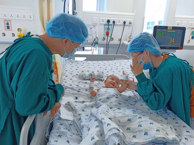 “Tan chảy” nụ cười hạnh phúc của Trúc Nhi - Diệu Nhi khi gặp bố mẹ “Tan chay” nu cuoi hanh phuc cua Truc Nhi - Dieu Nhi khi gap bo me