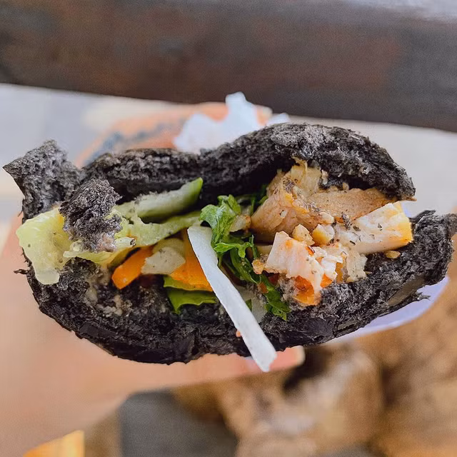 Cận cảnh món bánh mì đen như than đang gây sốt ở Quảng Ninh - Hình 4 Can canh mon banh mi den nhu than dang gay sot o Quang Ninh-Hinh-4