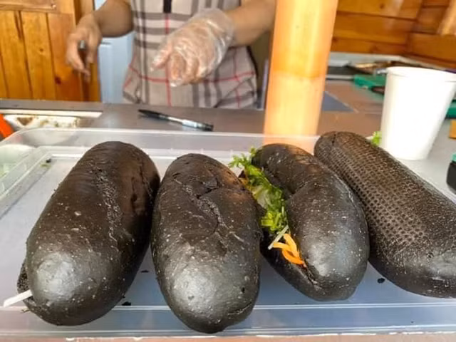 Cận cảnh món bánh mì đen như than đang gây sốt ở Quảng Ninh - Hình 8 Can canh mon banh mi den nhu than dang gay sot o Quang Ninh-Hinh-8