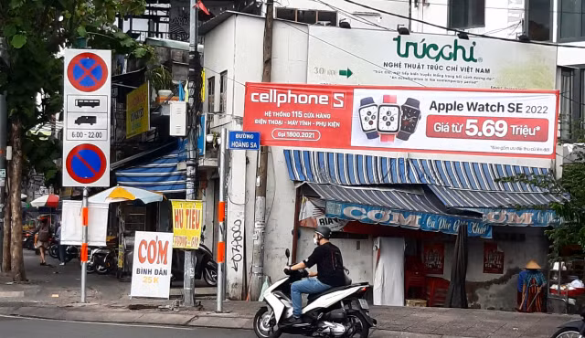 CellphoneS 'dai nao' duong pho bang cac bang ron quang cao sai pham-Hinh-4